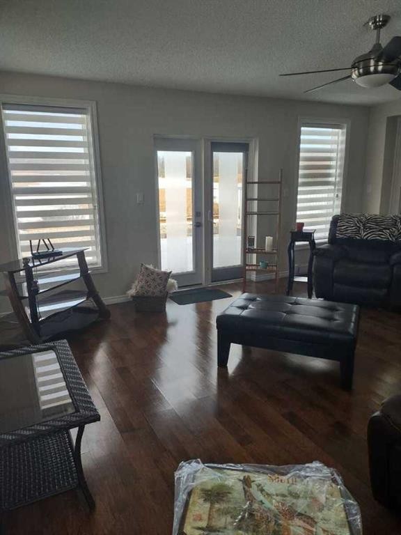 517 454029 Rr 11, Westerose, AB - Indoor Photo Showing Living Room