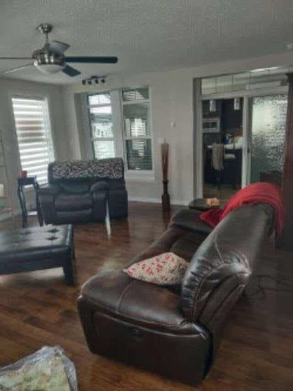 517 454029 Rr 11, Westerose, AB - Indoor Photo Showing Living Room