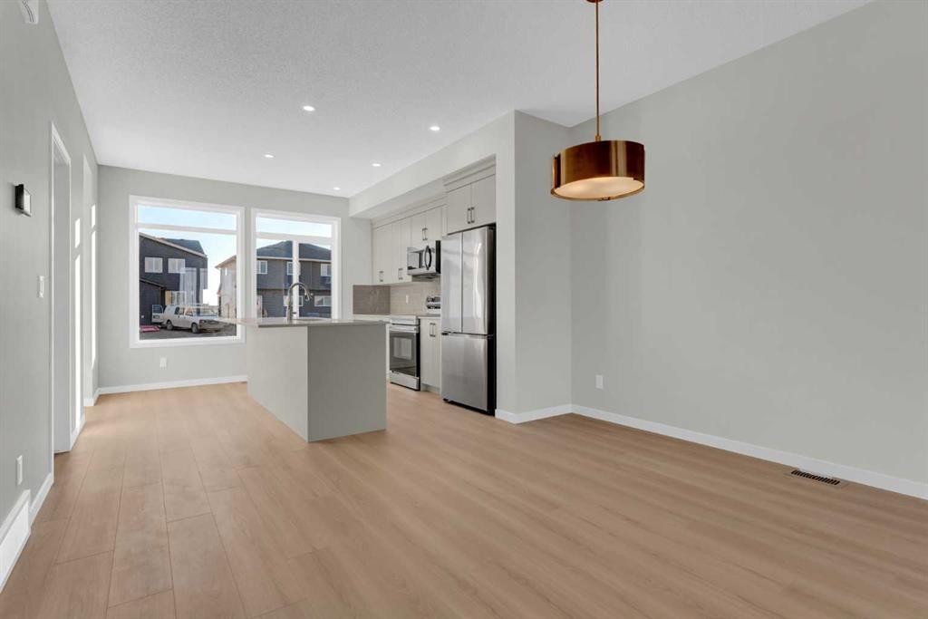 15 Corner Glen Drive Ne, Calgary, AB - Indoor Photo Showing Kitchen