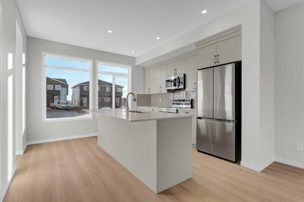 15 Corner Glen Drive Ne, Calgary, AB - Indoor Photo Showing Kitchen