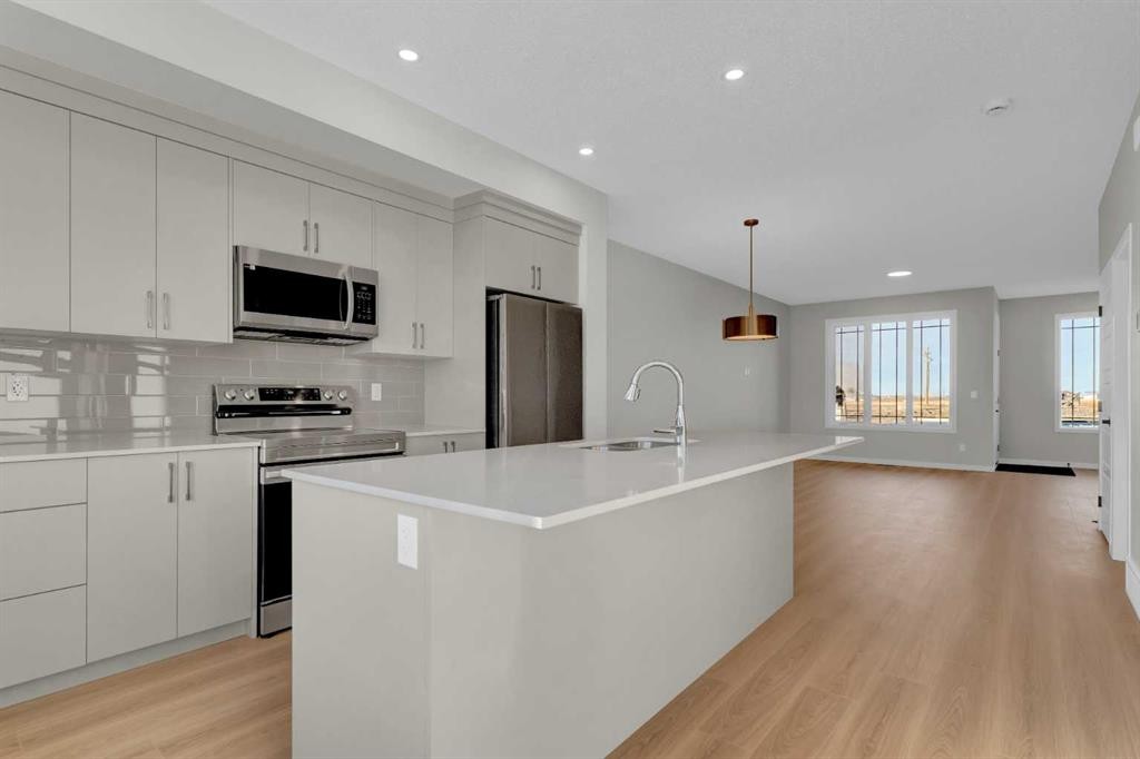15 Corner Glen Drive Ne, Calgary, AB - Indoor Photo Showing Kitchen With Upgraded Kitchen