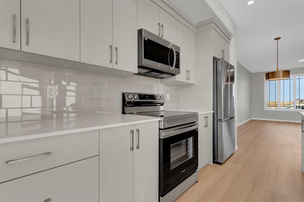 15 Corner Glen Drive Ne, Calgary, AB - Indoor Photo Showing Kitchen With Upgraded Kitchen