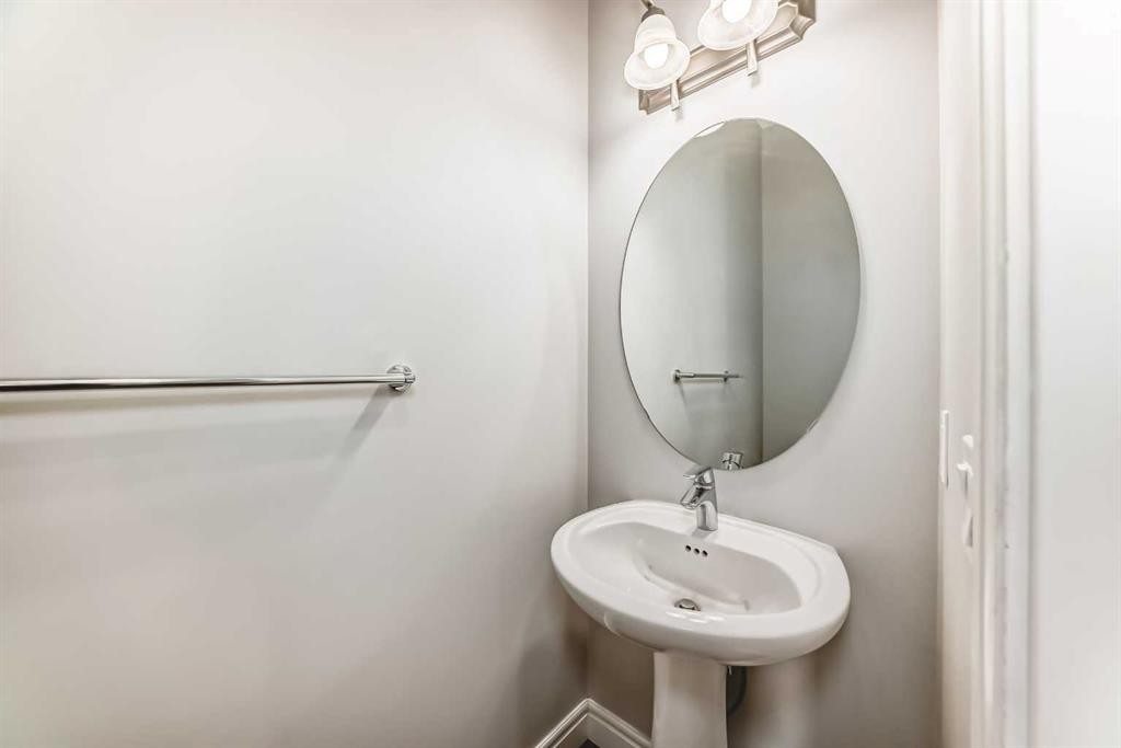 7904 Masters Boulevard Se, Calgary, AB - Indoor Photo Showing Bathroom