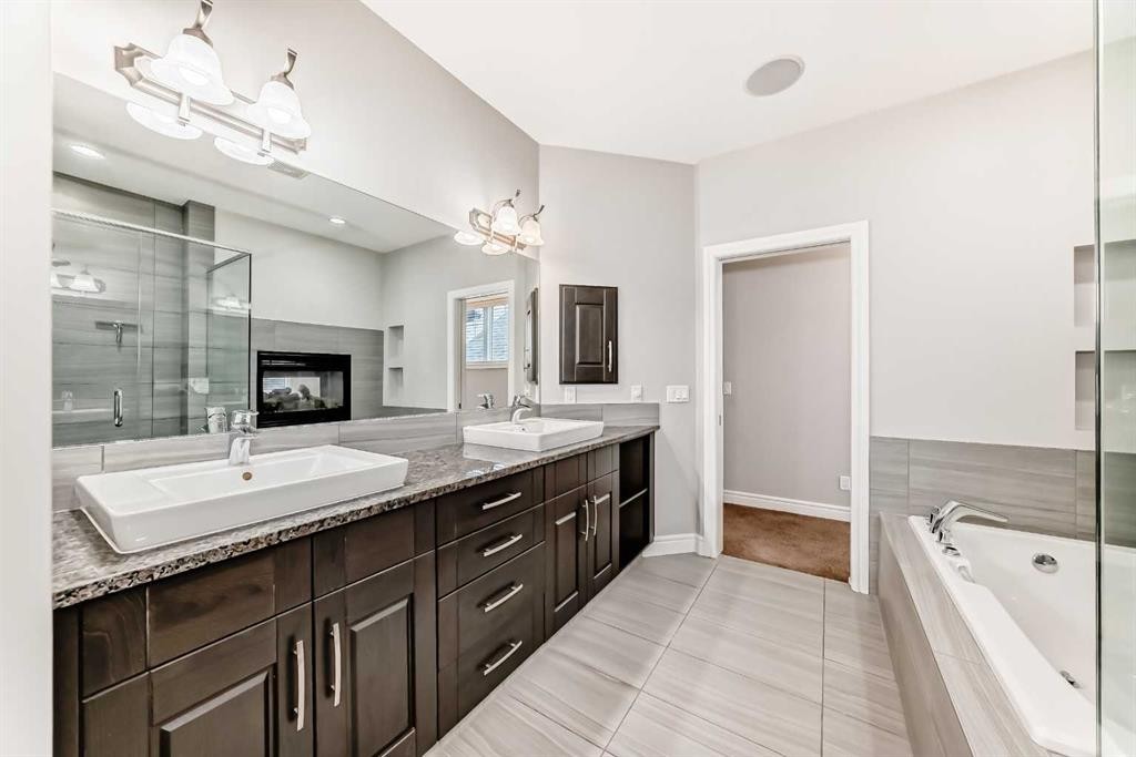 7904 Masters Boulevard Se, Calgary, AB - Indoor Photo Showing Bathroom