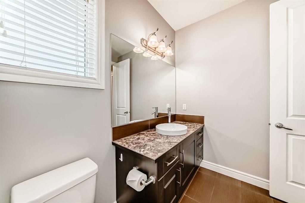 7904 Masters Boulevard Se, Calgary, AB - Indoor Photo Showing Bathroom