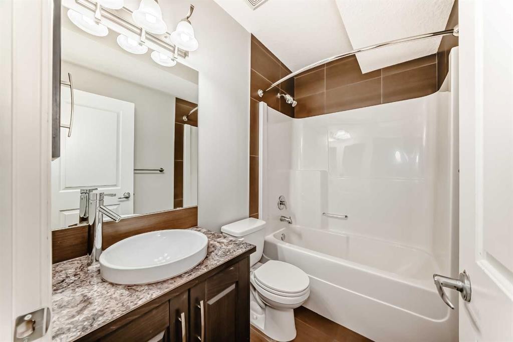 7904 Masters Boulevard Se, Calgary, AB - Indoor Photo Showing Bathroom