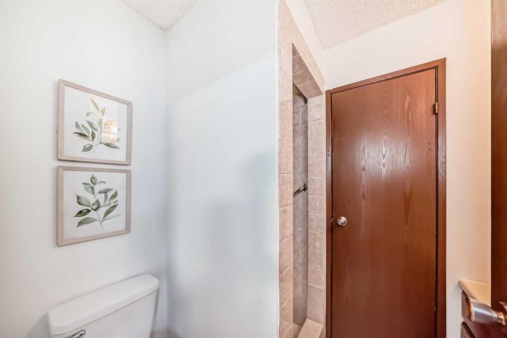 6735 Temple Drive Ne, Calgary, AB - Indoor Photo Showing Other Room