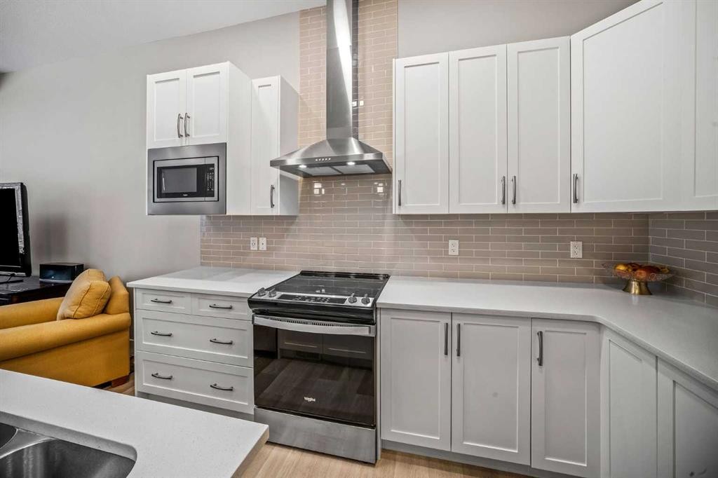 210 Crestbrook Common Sw, Calgary, AB - Indoor Photo Showing Kitchen