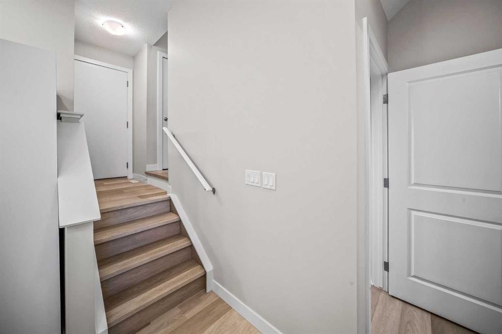 210 Crestbrook Common Sw, Calgary, AB - Indoor Photo Showing Other Room