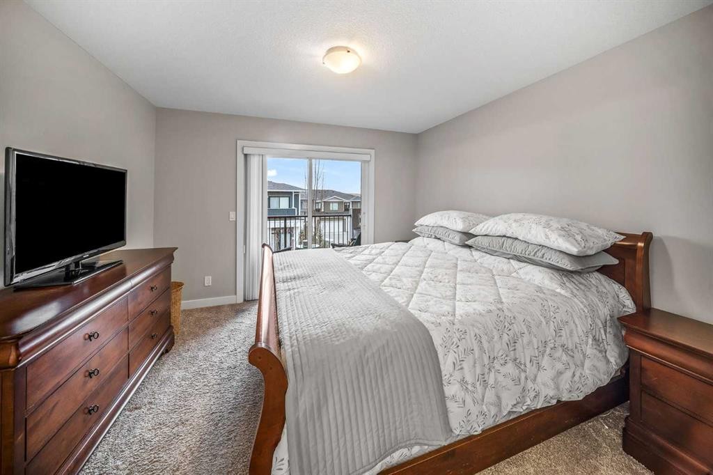 210 Crestbrook Common Sw, Calgary, AB - Indoor Photo Showing Bedroom