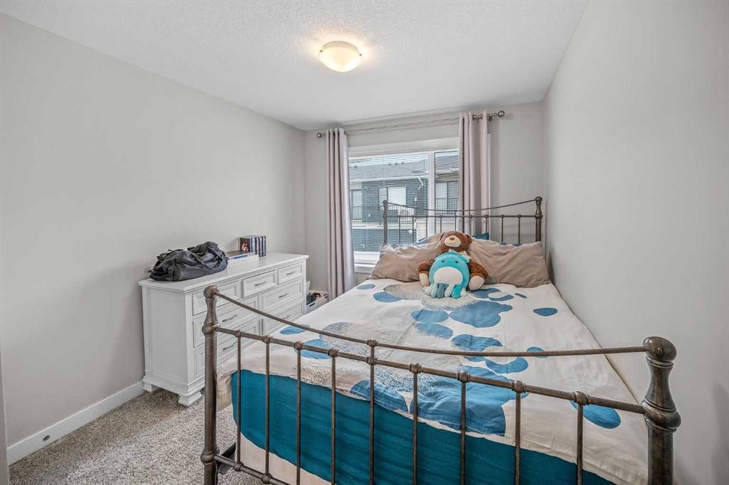 210 Crestbrook Common Sw, Calgary, AB - Indoor Photo Showing Bedroom