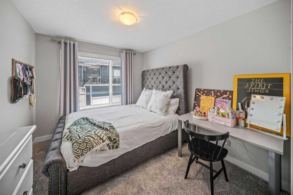 210 Crestbrook Common Sw, Calgary, AB - Indoor Photo Showing Bedroom