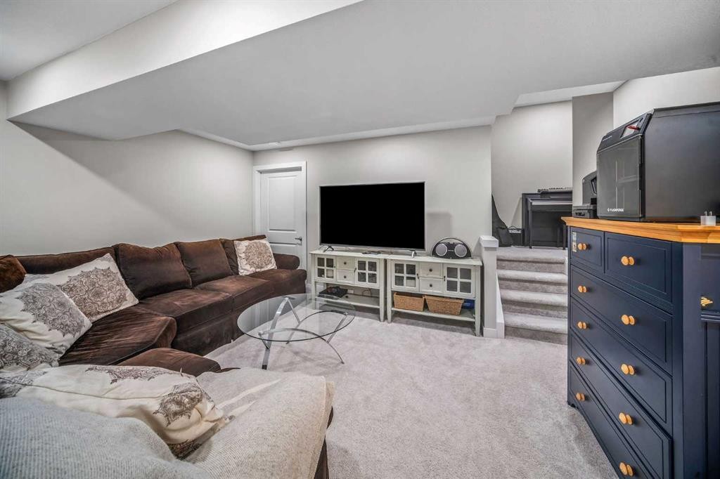 210 Crestbrook Common Sw, Calgary, AB - Indoor Photo Showing Living Room