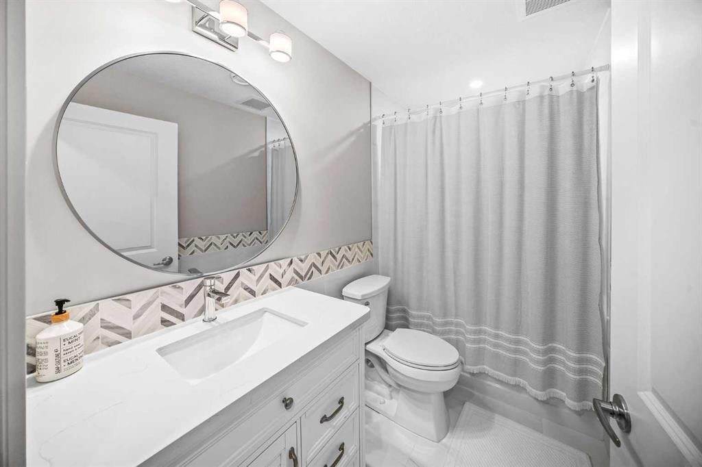 210 Crestbrook Common Sw, Calgary, AB - Indoor Photo Showing Bathroom