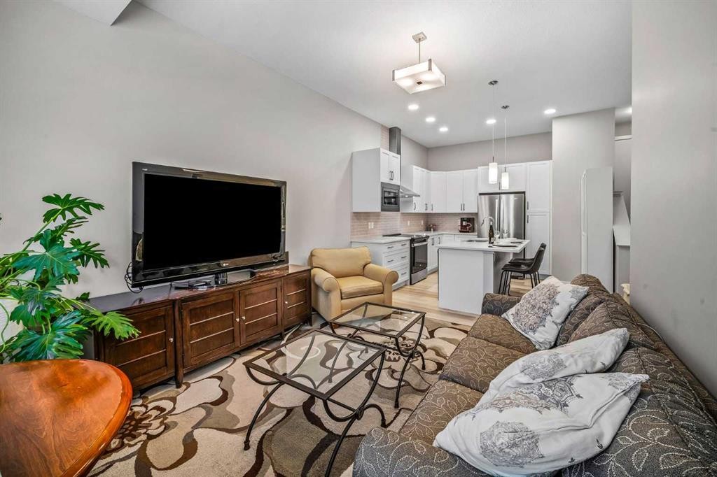 210 Crestbrook Common Sw, Calgary, AB - Indoor Photo Showing Living Room