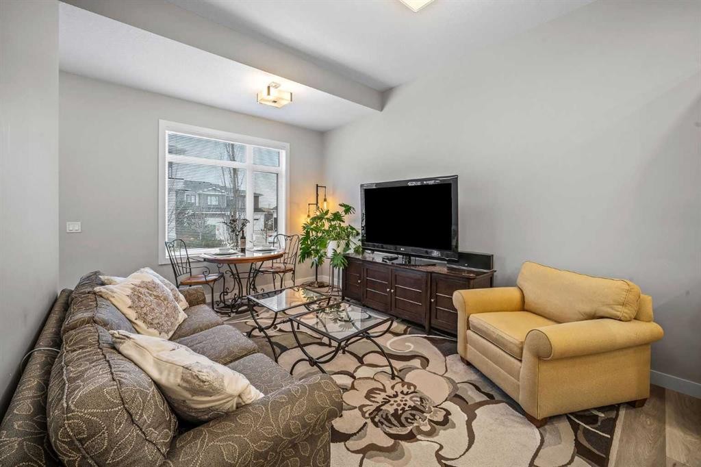 210 Crestbrook Common Sw, Calgary, AB - Indoor Photo Showing Other Room