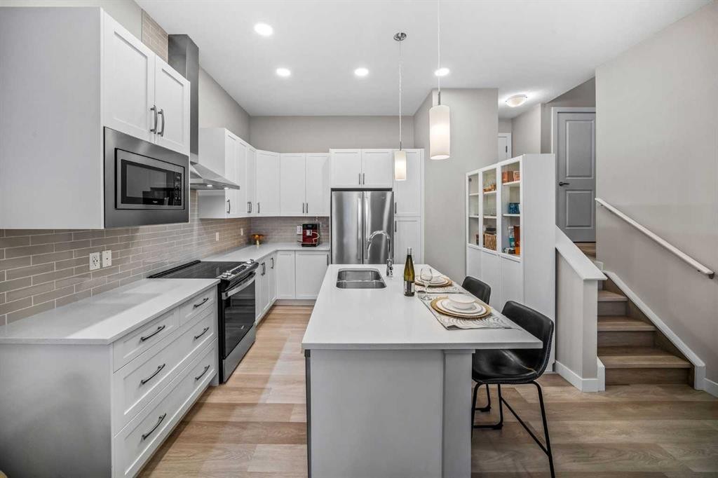 210 Crestbrook Common Sw, Calgary, AB - Indoor Photo Showing Kitchen With Double Sink With Upgraded Kitchen