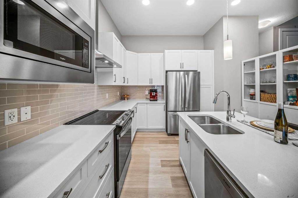 210 Crestbrook Common Sw, Calgary, AB - Indoor Photo Showing Kitchen With Double Sink With Upgraded Kitchen