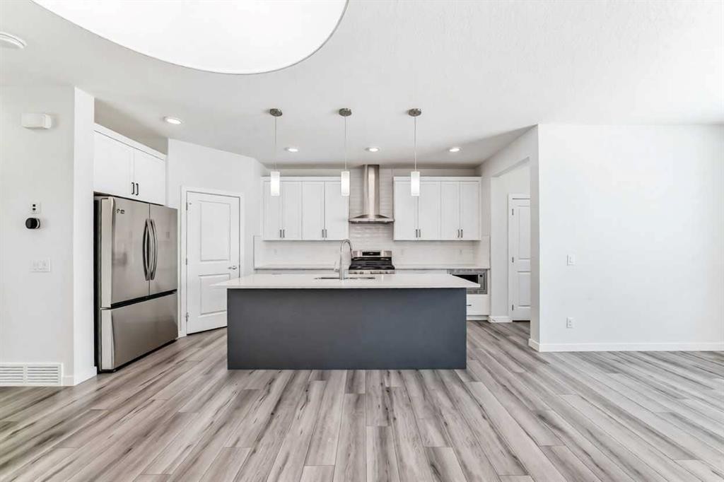 615 Lucas Boulevard Nw, Calgary, AB - Indoor Photo Showing Kitchen