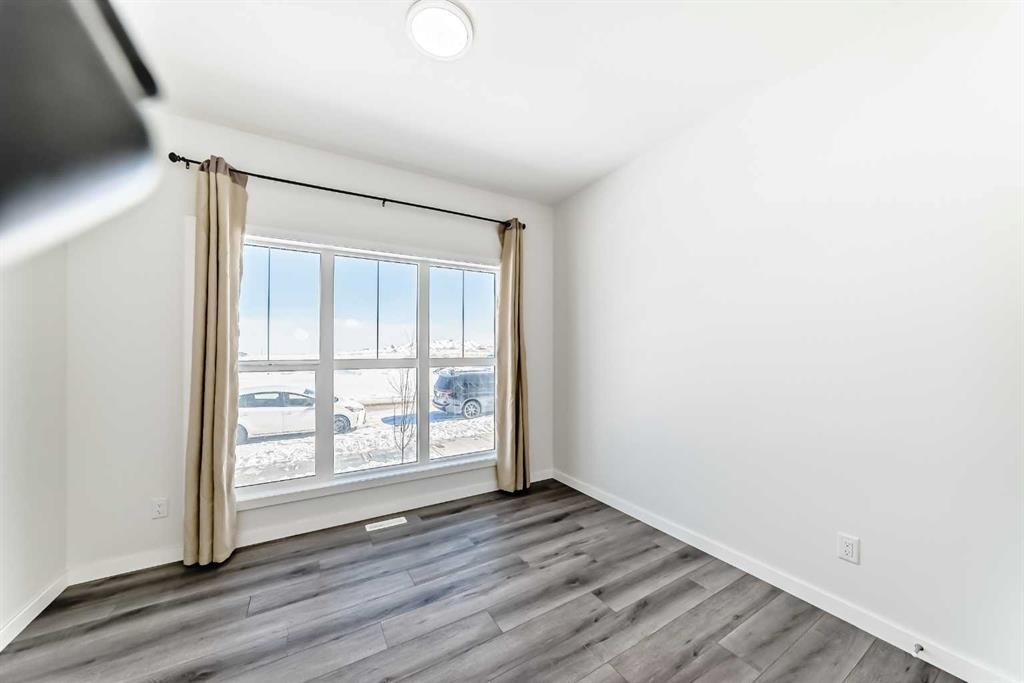 615 Lucas Boulevard Nw, Calgary, AB - Indoor Photo Showing Other Room