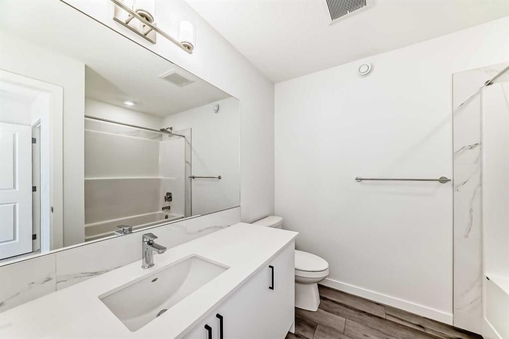 615 Lucas Boulevard Nw, Calgary, AB - Indoor Photo Showing Bathroom