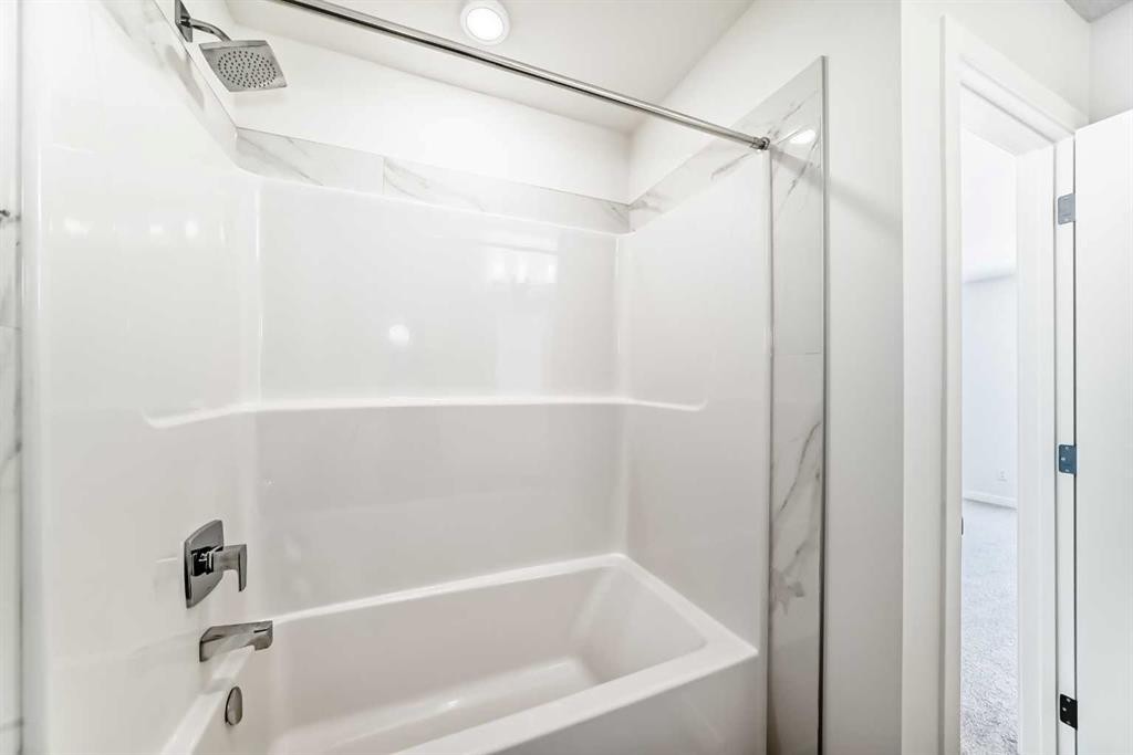 615 Lucas Boulevard Nw, Calgary, AB - Indoor Photo Showing Bathroom