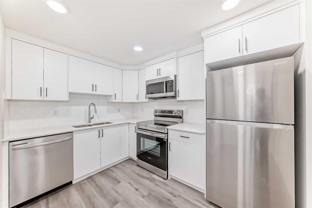 615 Lucas Boulevard Nw, Calgary, AB - Indoor Photo Showing Kitchen With Double Sink
