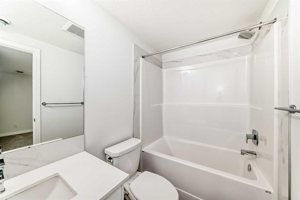 615 Lucas Boulevard Nw, Calgary, AB - Indoor Photo Showing Bathroom