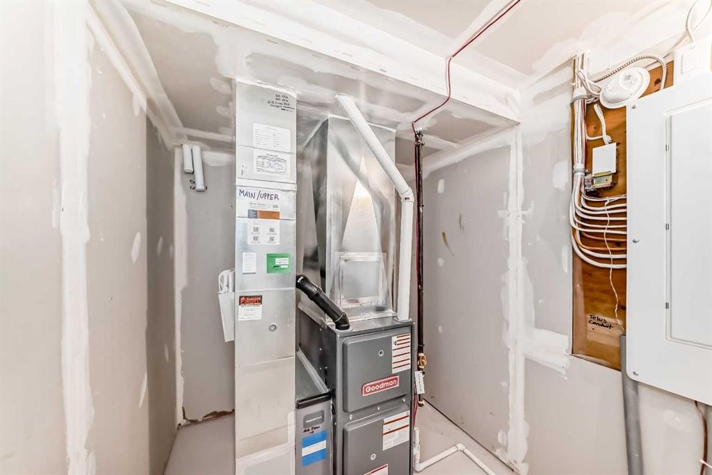 615 Lucas Boulevard Nw, Calgary, AB - Indoor Photo Showing Other Room