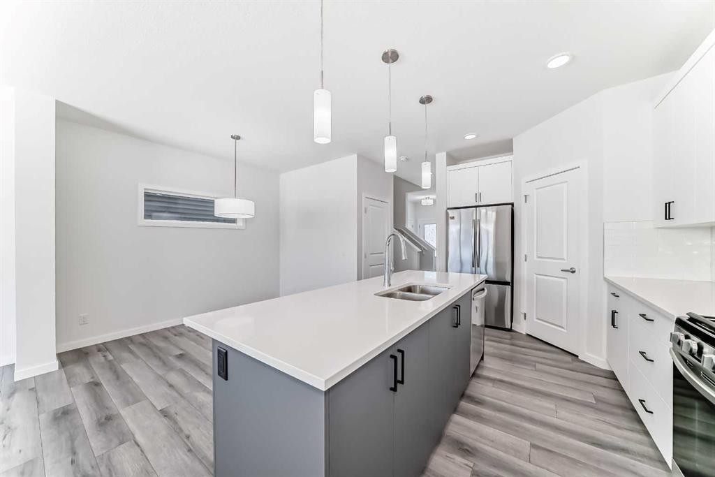 615 Lucas Boulevard Nw, Calgary, AB - Indoor Photo Showing Kitchen With Double Sink With Upgraded Kitchen
