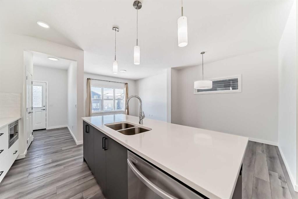 615 Lucas Boulevard Nw, Calgary, AB - Indoor Photo Showing Kitchen With Double Sink With Upgraded Kitchen