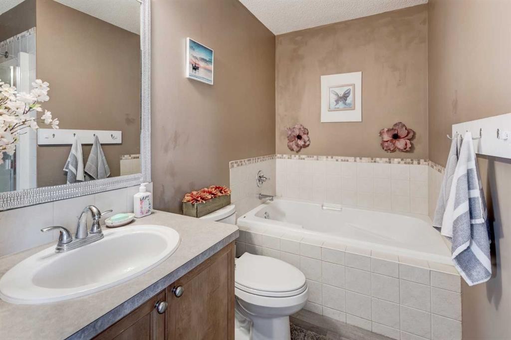 52 Bridlemeadows Common Sw, Calgary, AB - Indoor Photo Showing Bathroom