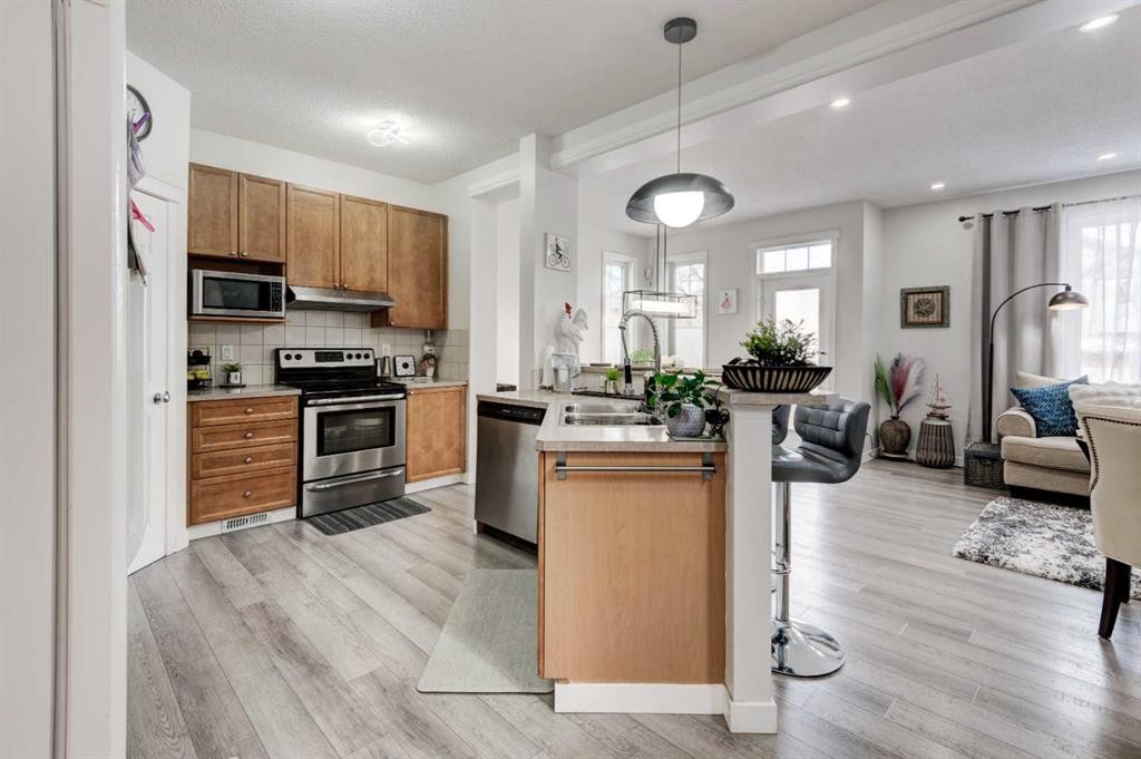 52 Bridlemeadows Common Sw, Calgary, AB - Indoor Photo Showing Kitchen