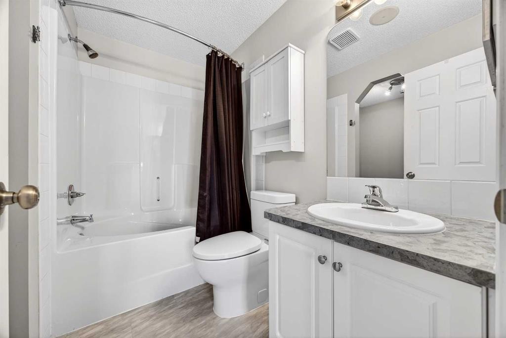 378 Panamount Drive Nw, Calgary, AB - Indoor Photo Showing Bathroom