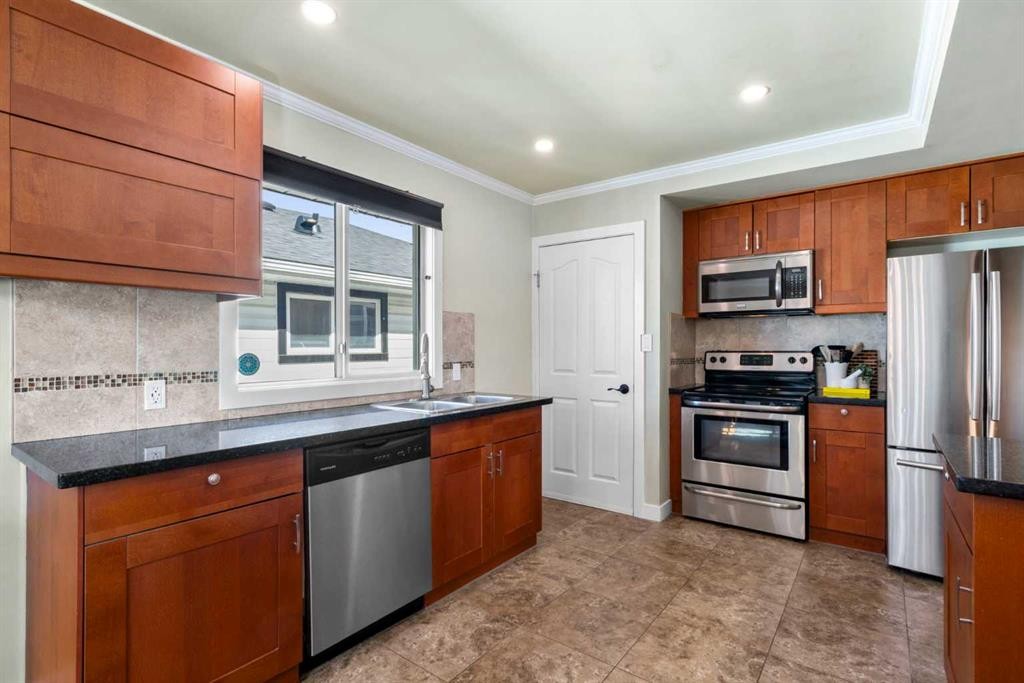 6112 Buckthorn Road Nw, Calgary, AB - Indoor Photo Showing Kitchen With Stainless Steel Kitchen