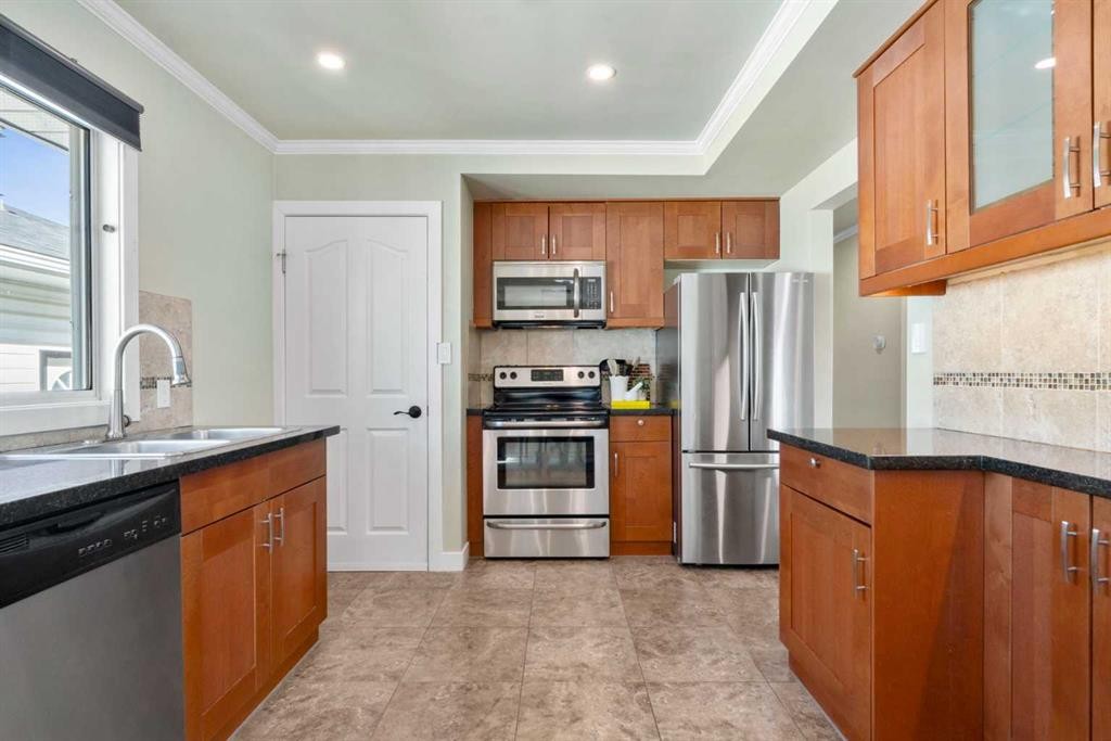6112 Buckthorn Road Nw, Calgary, AB - Indoor Photo Showing Kitchen With Stainless Steel Kitchen With Double Sink