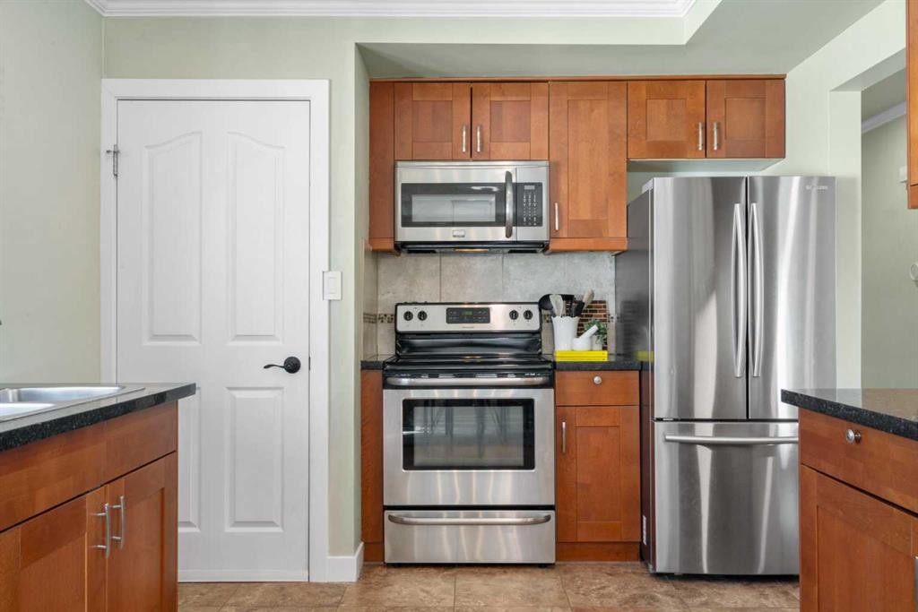 6112 Buckthorn Road Nw, Calgary, AB - Indoor Photo Showing Kitchen With Stainless Steel Kitchen