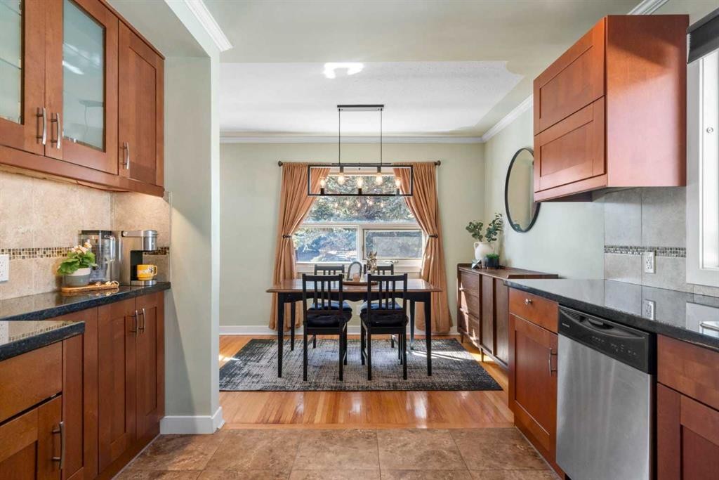 6112 Buckthorn Road Nw, Calgary, AB - Indoor Photo Showing Kitchen
