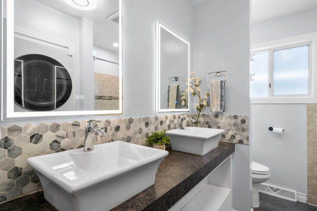 6112 Buckthorn Road Nw, Calgary, AB - Indoor Photo Showing Bathroom