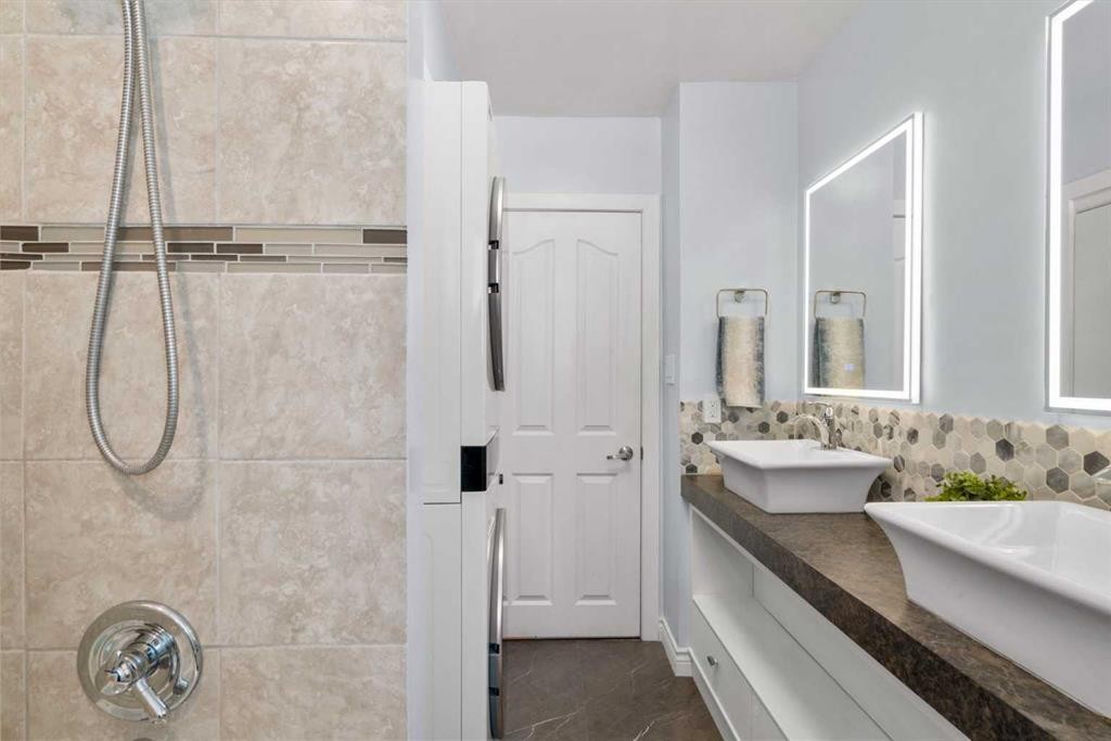 6112 Buckthorn Road Nw, Calgary, AB - Indoor Photo Showing Bathroom