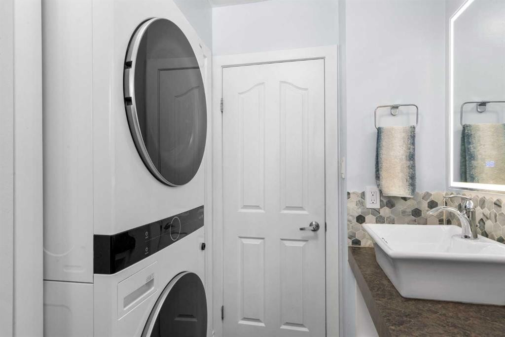 6112 Buckthorn Road Nw, Calgary, AB - Indoor Photo Showing Laundry Room