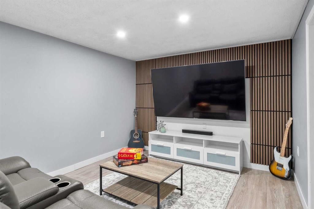 6112 Buckthorn Road Nw, Calgary, AB - Indoor Photo Showing Living Room