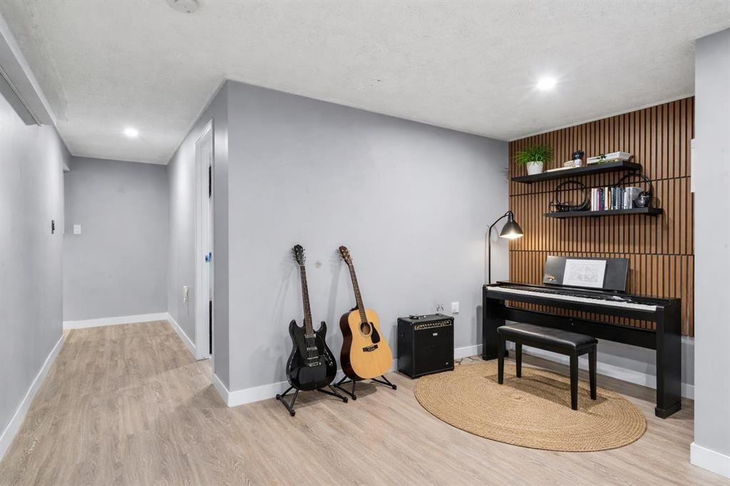 6112 Buckthorn Road Nw, Calgary, AB - Indoor Photo Showing Other Room