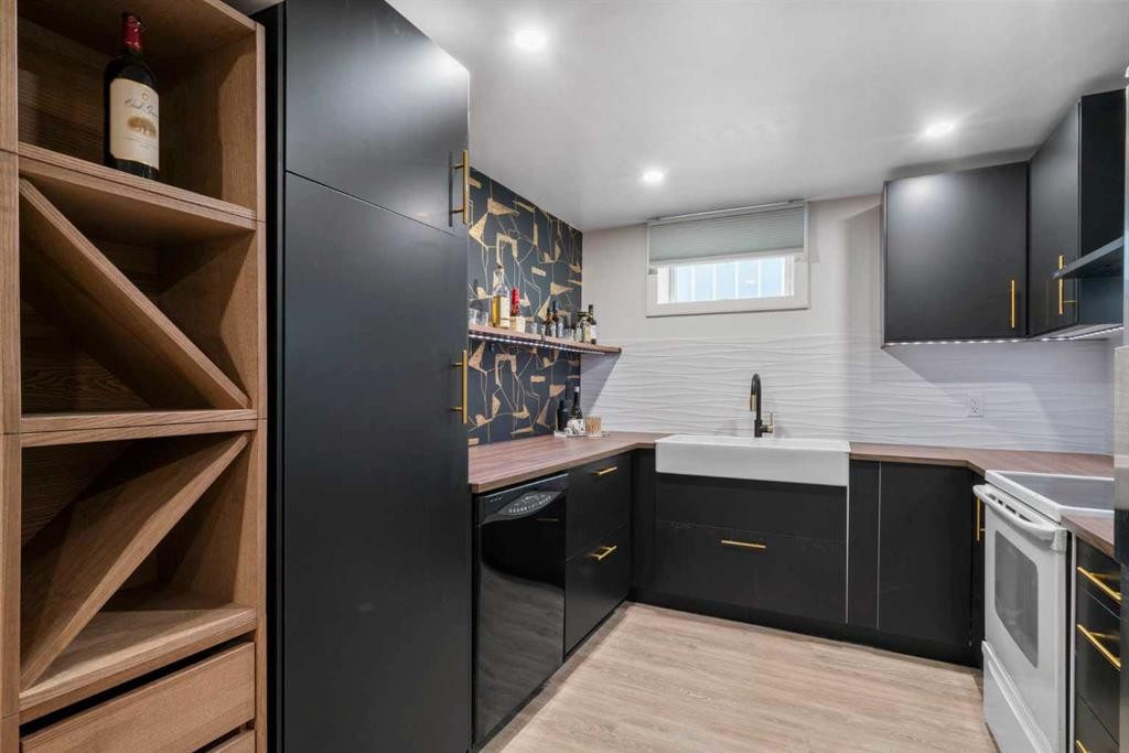 6112 Buckthorn Road Nw, Calgary, AB - Indoor Photo Showing Kitchen