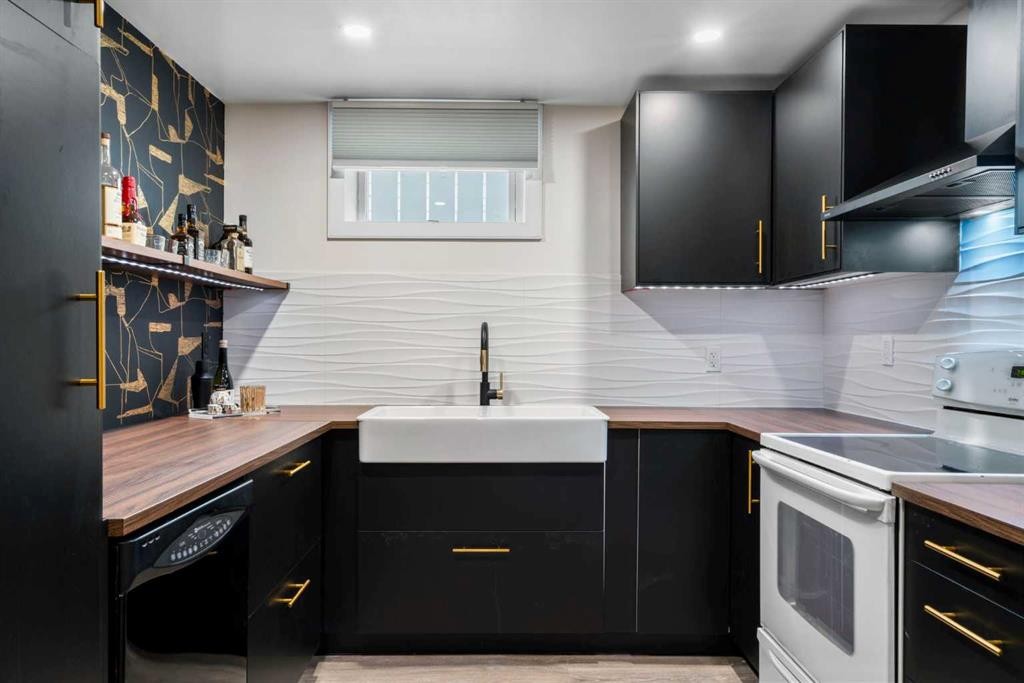6112 Buckthorn Road Nw, Calgary, AB - Indoor Photo Showing Kitchen
