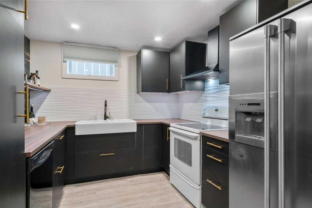 6112 Buckthorn Road Nw, Calgary, AB - Indoor Photo Showing Kitchen