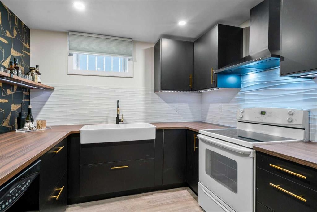 6112 Buckthorn Road Nw, Calgary, AB - Indoor Photo Showing Kitchen