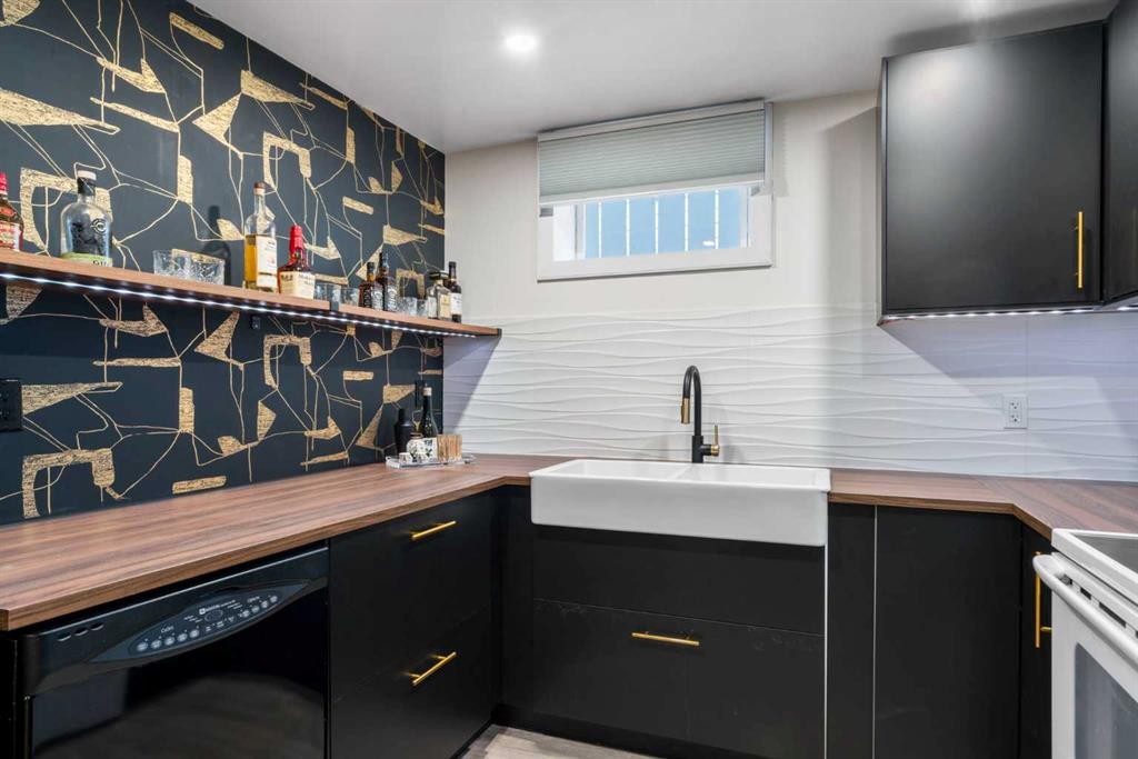 6112 Buckthorn Road Nw, Calgary, AB - Indoor Photo Showing Kitchen