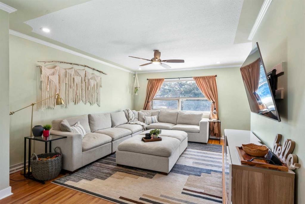 6112 Buckthorn Road Nw, Calgary, AB - Indoor Photo Showing Living Room