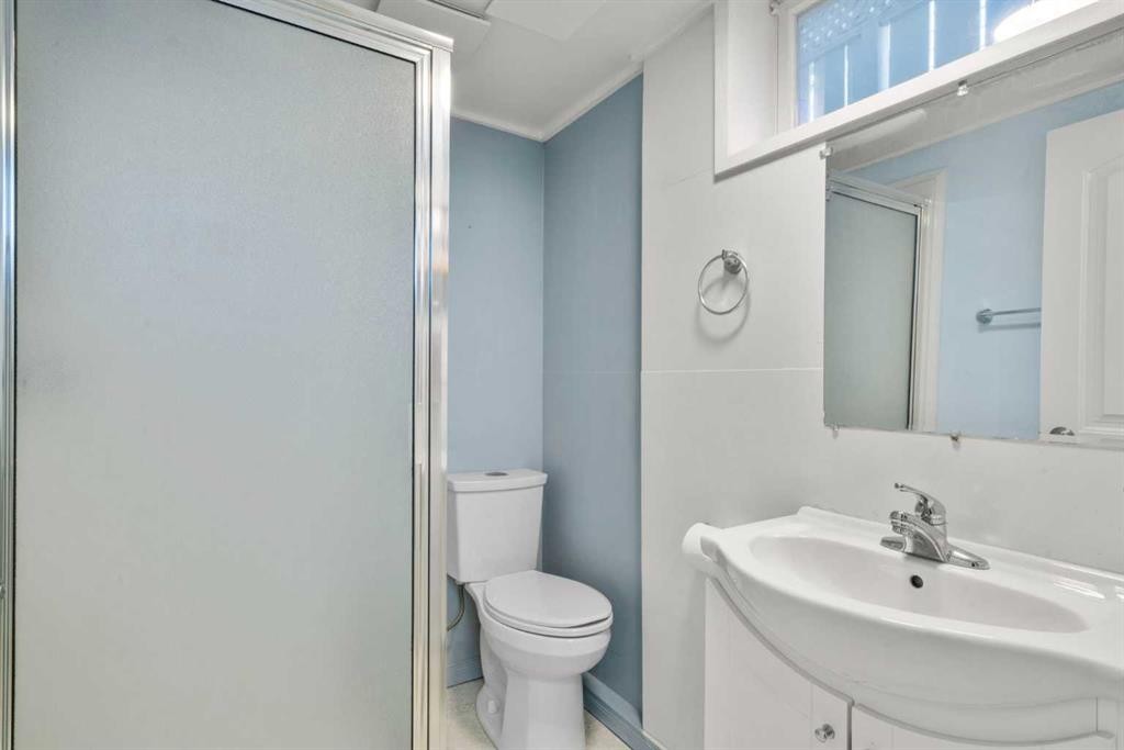 6112 Buckthorn Road Nw, Calgary, AB - Indoor Photo Showing Bathroom